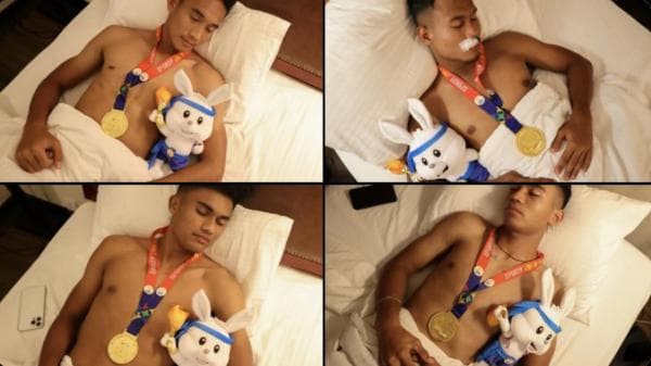 Potret Rizky Ridho cs Tidur Nyenyak Bareng Medali Emas SEA Games 2023 ala Lionel Messi Potret Rizky Ridho cs Tidur Nyenyak Bareng Medali Emas SEA Games 2023 ala Lionel Messi