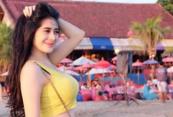 Potret Seksi Selebgram Tania, Pakai Swimsuit hingga Pamer Paha
