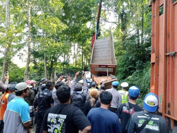 Jalur Gunung Gumitir Banyuwangi-Jember Lumpuh Total, Ada Kejadian Truk Kecelakaan