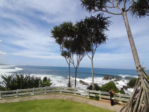 Dua Gugusan Pulau Terluar Jadi Daya Tarik Pantai Karangtawulan