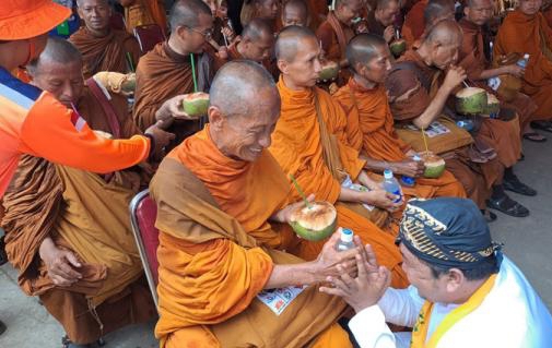 Tiba di Vihara Buddhadipa Semarang, Rombongan Biksu Thudong Disambut Grub Rebana