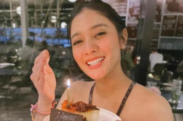 Potret Cantik dan Seksi Naysilla Mirdad Kenakan Dress Terbuka Saat Rayakan Ultah Potret Cantik dan Seksi Naysilla Mirdad Kenakan Dress Terbuka Saat Rayakan Ultah