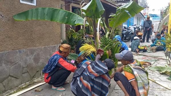 Warga Suku Tengger Bromo, Siapkan Ongkek Jelang Upacara Yadnya Kasada 2023