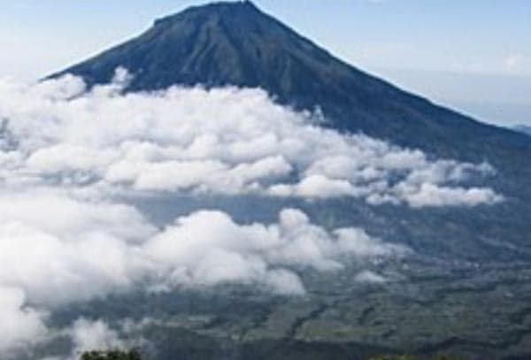 7 Fakta Menarik Gunung Sindoro, Tempat Kelahiran Raja Ngayogyakarta hingga Telaga Ajaib di Puncak