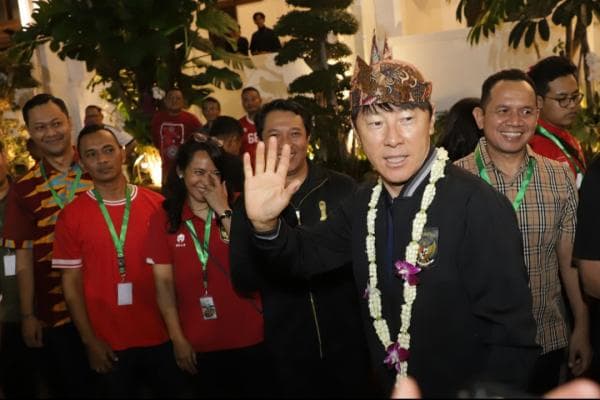 Momen Shin Tae-yong Pakai Blangkon dan Baju Adat di Surabaya, Terlihat Lebih Percaya Diri