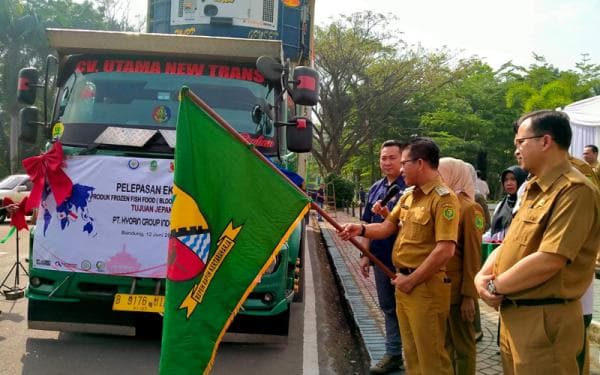 Top! Dadang Supriatna Lepas Ekspor 11 Ton Frozen Fish Food ke Jepang