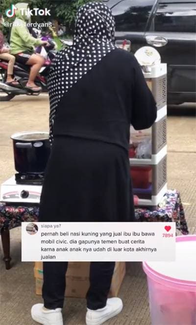 Tak Masuk Akal, Ibu-Ibu Jualan Nasi Kuning Pakai Mobil Mewah