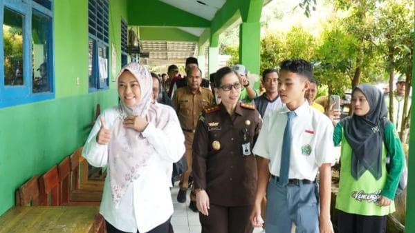 Sekolah Sambil Jualan Kue Demi Bertahan Hidup, Bupati Irna Beri Derlin Beasiswa dan Permodalan