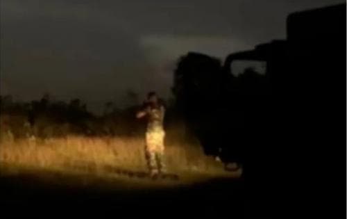 TNI Sholat di Padang Rumput Diterangi Lampu Truk, Netizen: Di Mana pun Bertugas Jangan Lupa Allah TNI Sholat di Padang Rumput Diterangi Lampu Truk, Netizen: Di Mana pun Bertugas Jangan Lupa Allah