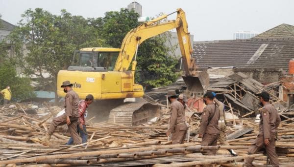 Pembangunan Stadion Mini Kelapa Dua, Puluhan Bangunan Liar Ditertibkan Satpol PP