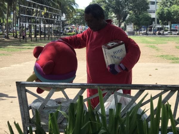 Kisah Pilu Badut Kuda Poni di Alun-Alun Jember