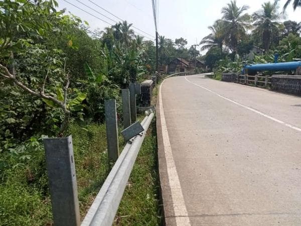 Guardril di Ruas Jalan Raya Munjul - Panimbang Provinsi Banten Tak Terawat