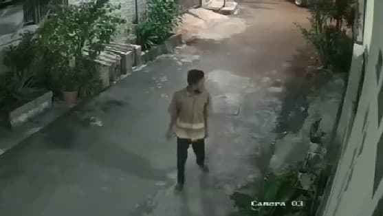 Sepeda Gunung Seharga Rp10 Juta Digasak Maling Terekam CCTV di Kampung Cerewet Bekasi Timur