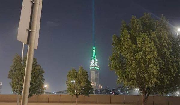Zamzam Tower Pancarkan Sinar Hijau Tanda Masuk Dzulhijjah