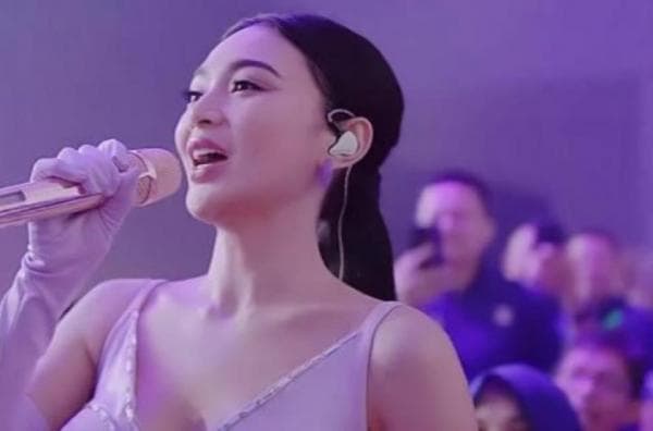 Wika Salim Kembali Bikin Heboh, Pakai Dress Belahan Dada Rendah