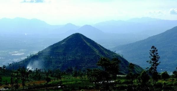 Mirip Dengan Piramida Mesir, Berikut Fakta Menarik Dibalik Gunung Sadahurip