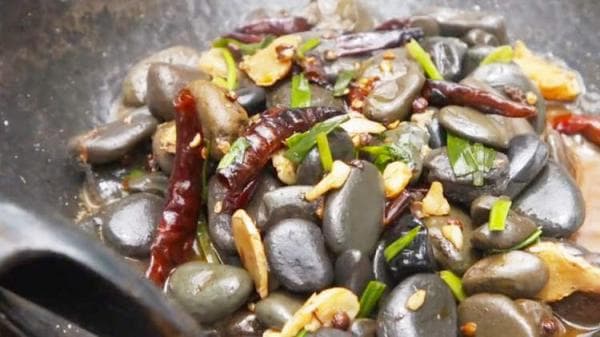 Unik! Street Food China Terbuat dari Batu Sungai dan Rempah-rempah, Bagaimana Cara Makannya?