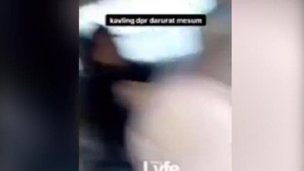 Viral! Pasangan Remaja Diduga Mesum di Dalam Mobil, Perempuan Sudah Baju dan Celana