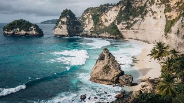 Yuk, Liburan ke Diamond Beach Nusa Penida, Ada Pemandangan Eksotis Bebatuan Karang Mirip Permata