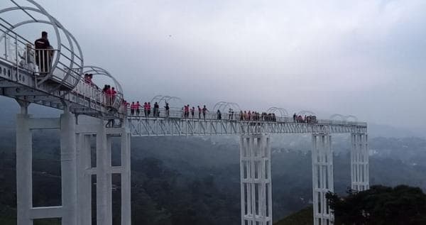 Kemuning Sky Hill, Jembatan Kaca Terpanjang di Jawa Tengah, Segini Harga Tiket Masuknya!