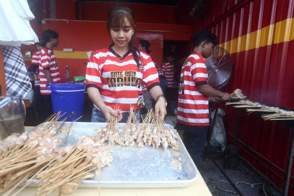 Sate Asin Garuda Hadir di Depan GOR Delta Sidoarjo, Nikmati Cara Lain Makan Sate