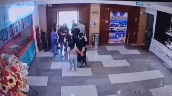 Viral Sekeluarga Histeris Terjebak di Lift, Terdengar Tangisan Anak Kecil