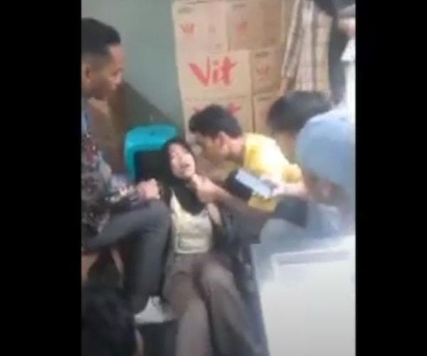 Ngeri! Ratusan Karyawan Pabrik Kesurupan Masal Viral di Media Sosial