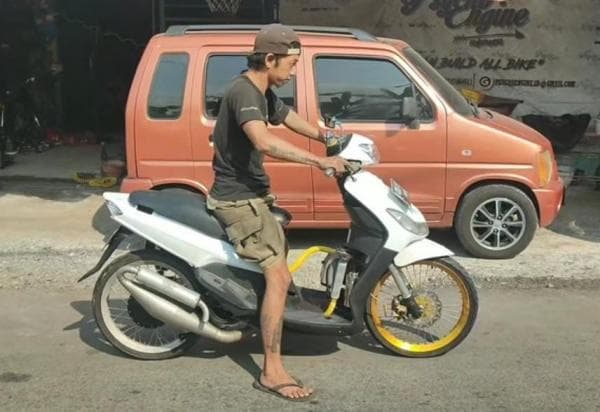 Viral! Motor Mio Bermesin Kawasaki Ninja 150 Bikin Heboh Media Sosial