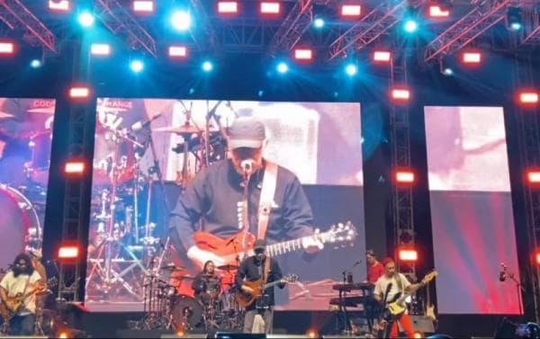 Ribuan Penggemar Nonton Konser Iwan Fals di Madiun, Bawakan 15 Lagu