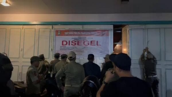 Rumah Bernyanyi Inbox di Parepare Disegel, Puluhan Minuman Beralkohol Diamankan Rumah Bernyanyi Inbox di Parepare Disegel, Puluhan Minuman Beralkohol Diamankan