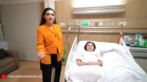 Jatuh dari Monkey Bar Setinggi 2 Meter, Arsy Hermansyah Dilarikan ke Rumah Sakit Jatuh dari Monkey Bar Setinggi 2 Meter, Arsy Hermansyah Dilarikan ke Rumah Sakit