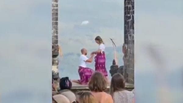 Viral Aksi Ciuman Pasangan Bule di Pura Lempuyang, Mengganggu Ketenteraman dan Kesucian Viral Aksi Ciuman Pasangan Bule di Pura Lempuyang, Mengganggu Ketenteraman dan Kesucian