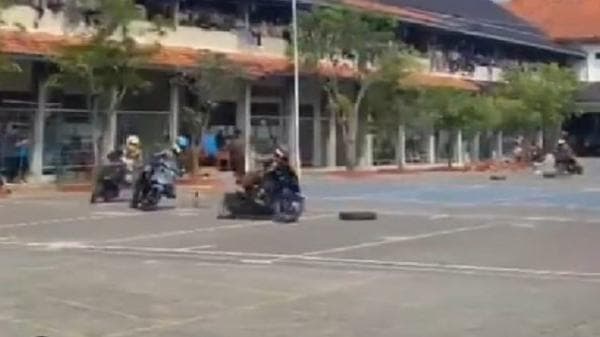 SMK Korpri Majalengka Punya Ekskul Road Race, Siswa Tunjukkan Skill Balap Motor Viral!
