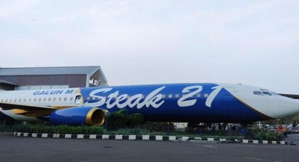 5 Tempat Makan Enak di Karawang, Nomor 4 Nikmati Sensasi Santap Steak dalam Pesawat