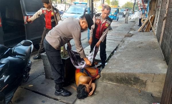 Wanita Putih Mulus Pakai Outfit Seksi Tidur di Trotar, Pakaiannya Tersingkap Bikin Geger Warga