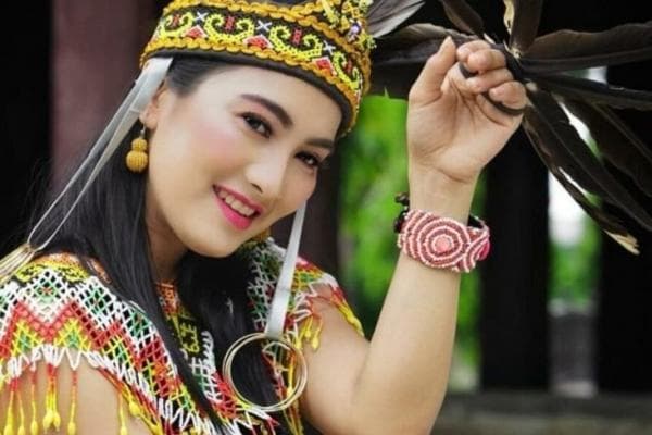 Mengenal 10 Bahasa Suku Dayak, Ada yang Dipakai di Serawak Malaysia Mengenal 10 Bahasa Suku Dayak, Ada yang Dipakai di Serawak Malaysia