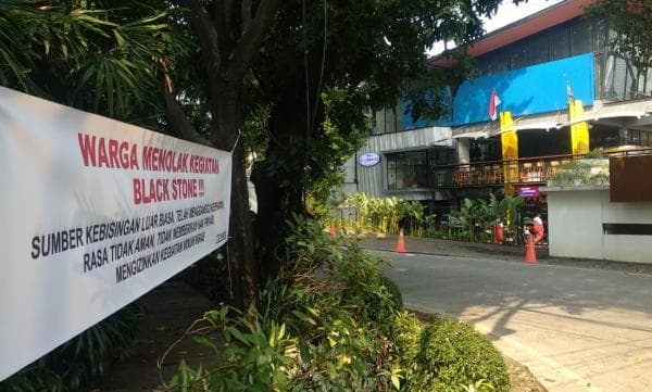 Warga Jalan Hang Jebat Kebayoran Baru Pasang Spanduk Komplain Ada Bengkel di Kawasan Permukiman