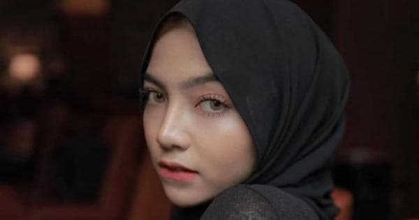 Selebgram Oklin Fia, Bikin Konten Makan Es Krim di Depan Alat Vital Pria Tuai Hujatan