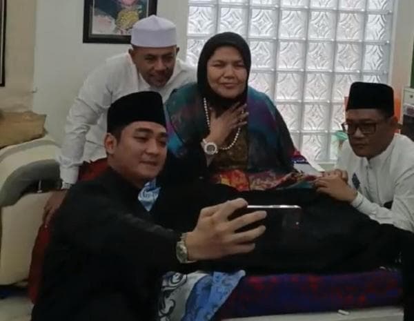 Melalui Video, Prabowo Semangati Ning Sus Genggong untuk Sembuh dari Sakit Melalui Video, Prabowo Semangati Ning Sus Genggong untuk Sembuh dari Sakit