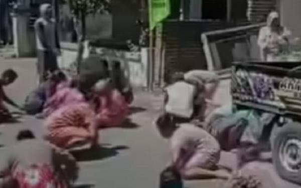 Viral Tradisi Sawer Uang Receh ke Tetangga setelah Beli Motor, Netizen: Ini Seru