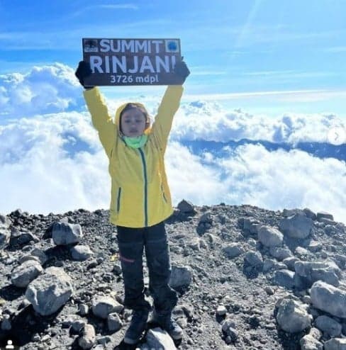 Gunung Rinjani, Bocah Perempuan 10 Tahun Ini Mampu Mendaki hingga Puncak Gunung Rinjani, Bocah Perempuan 10 Tahun Ini Mampu Mendaki hingga Puncak