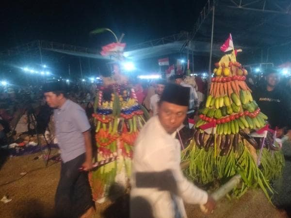 Sedekah Bumi Warnai Perayaan HUT ke-78 RI di Desa Jatiurip, Gunungan Tumpeng Raksasa Jadi Rebutan