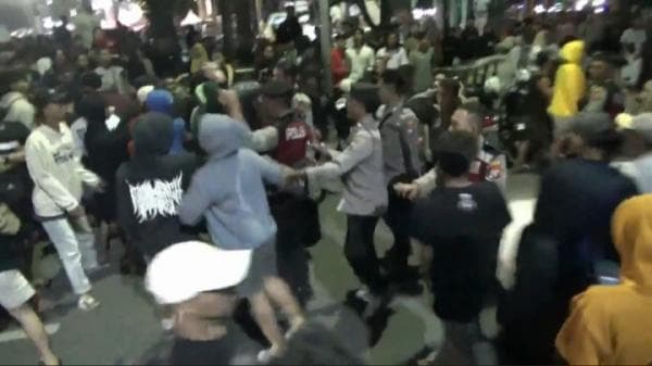 Konser Musik Kemerdekaan Dimeriahkan Letto Band Berujung Ricuh Tawuran Antar Penonton