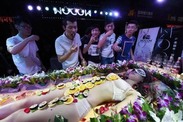 Intip Tradisi Unik Nyotaimori, Meletakan Sushi di Tubuh Wanita Telanjang
