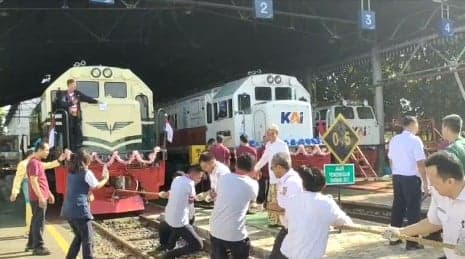Peringati HUT RI, KAI Daop 3 Cirebon Menggelar Lomba Tarik Kereta Api Seberat 84 Ton Peringati HUT RI, KAI Daop 3 Cirebon Menggelar Lomba Tarik Kereta Api Seberat 84 Ton