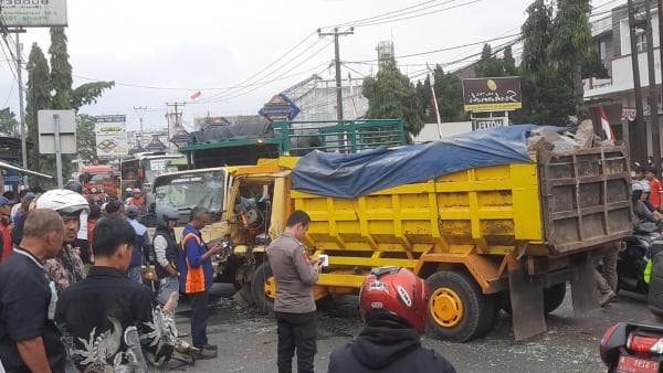 Kecelakaan di Tasikmalaya Hari Ini, Dump Truck Bermuatan Batu Tabrakan dengan Truk Pembawa Ban