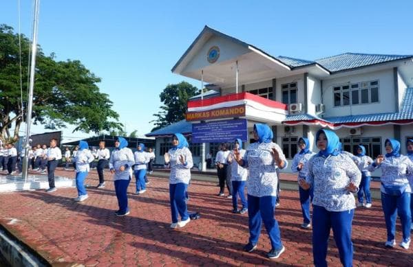 Prajurit Lanal Beserta Ibu-Ibu Jalasenastri Olahraga Bersama Dalam Rangka HUT Ke 77 Jalasenastri