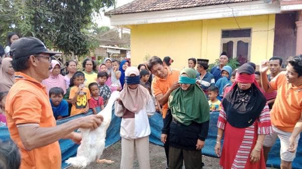 Emak-emak Desa Sumberkembar Probolinggo Lomba Tangkap Bebek, Bikin Penonton Ngakak