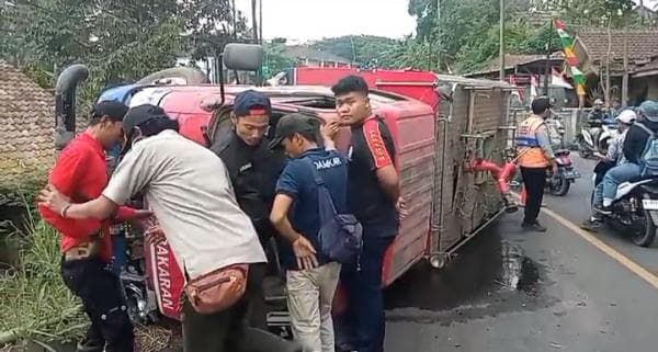 Oleng, Mobil Damkar Terguling di Jalan Pandeglang-Labuan