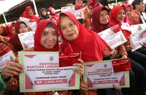 Gubernur Jawa Timur Serahkan BLT Dana Bagi Hasil Cukai Hasil Tembakau ke 5.030 Pekerja IHT